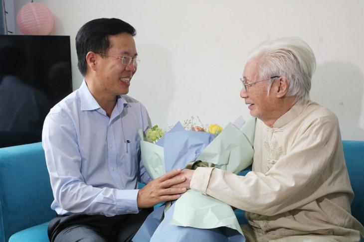 Trưởng ban Tuyên giáo Trung ương thăm, chúc mừng các nghệ sĩ lão thành nhân Ngày Sân khấu Việt Nam