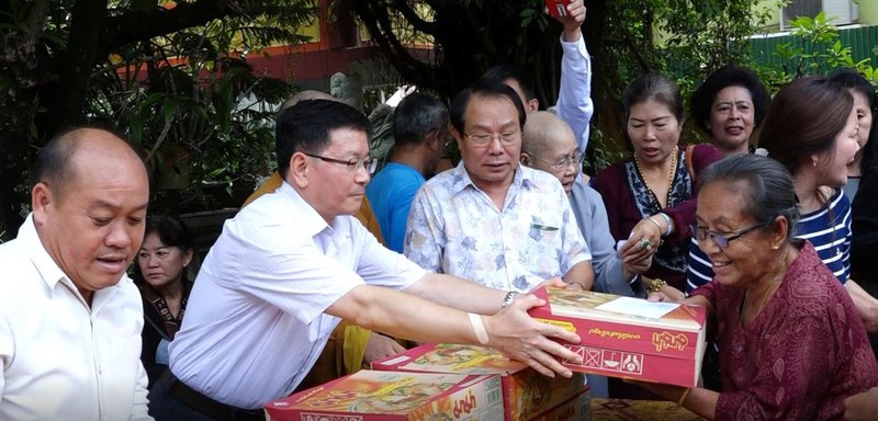 Tặng 1000 xuất quà cho người dân vùng lũ ở Champasac (Lào)