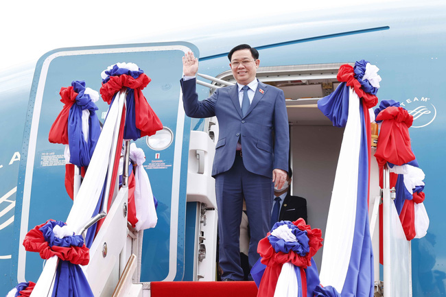 Chủ tịch Quốc hội Vương Đình Huệ đã đến Vientiane, bắt đầu thăm chính thức Lào
