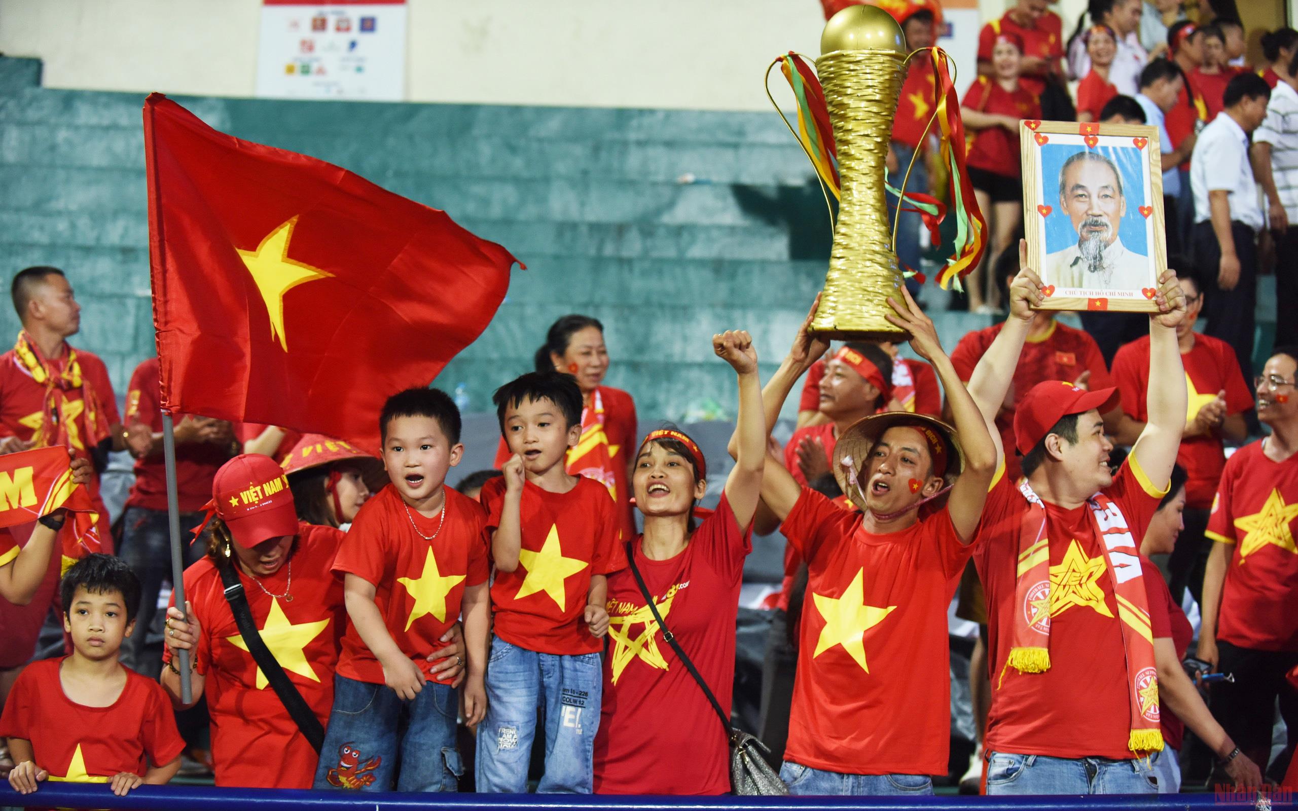 Cổ động viên Việt Nam vui mừng chiến thắng của đội tuyển U23