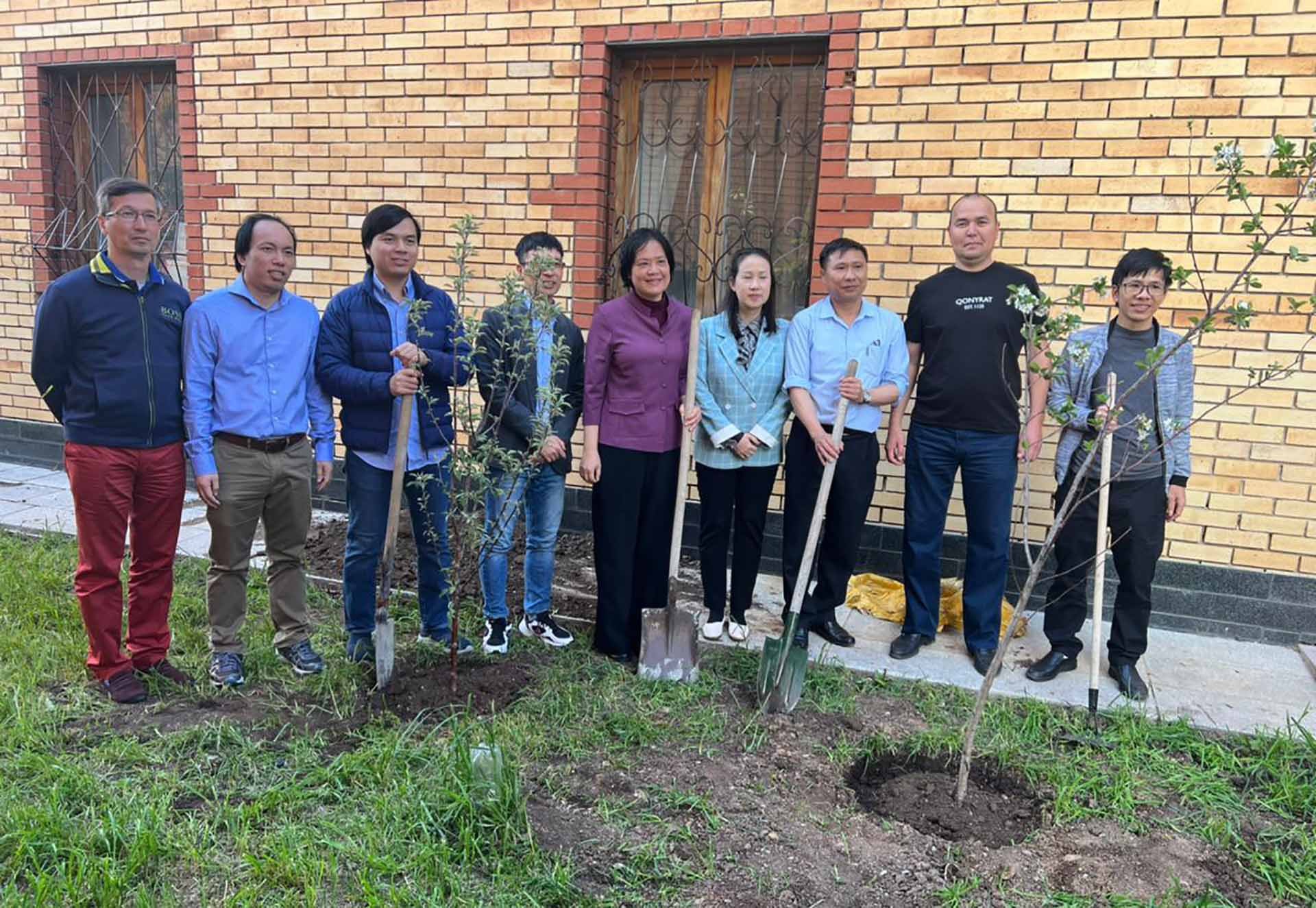 Đại sứ quán Việt Nam tại Kazakhstan tổ chức hoạt động trồng cây nhớ Bác