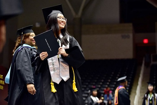 Chị em sinh ba người Việt tốt nghiệp trung học Mỹ với điểm cao nhất