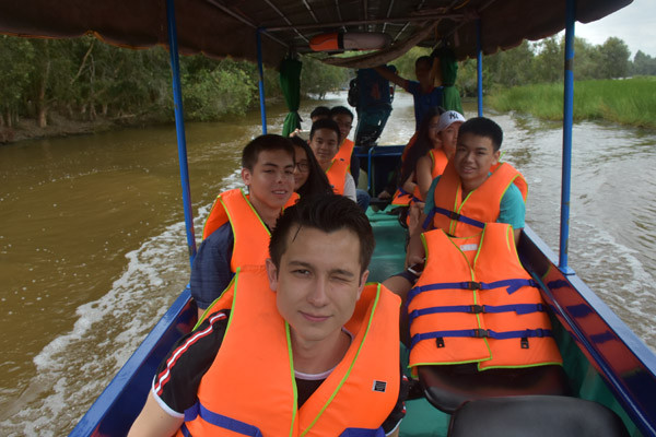 Thanh niên kiều bào tham quan vườn  quốc gia Tràm Chim