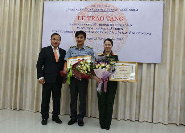 Khen thưởng tập thể, cá nhân có thành tích xuất sắc trong công tác về người Việt Nam ở nước ngoài