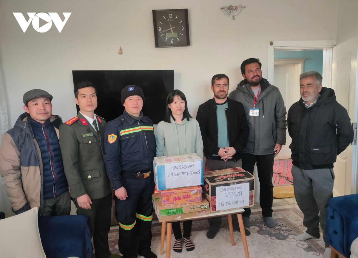Đoàn công tác Việt Nam thăm hỏi bà con người Việt tại Thổ Nhĩ Kỳ sau động đất