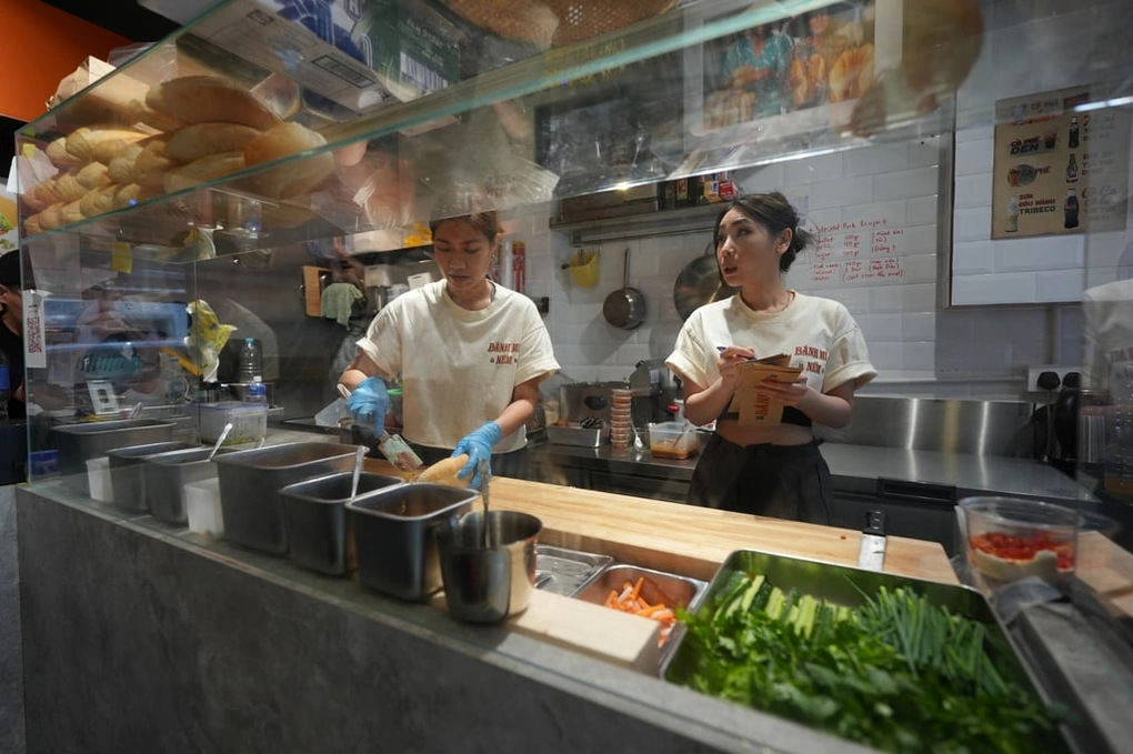 Bánh mì Việt Nam gây sốt tại Hong Kong, chinh phục cả tài tử Tạ Đình Phong