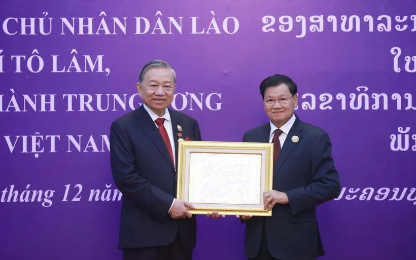 Trao Huân chương Vàng Quốc gia của nước CHDCND Lào tặng Tổng Bí thư Tô Lâm