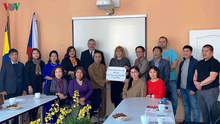 Người Việt tại Cộng hòa Czech quyên góp ủng hộ cho các nạn nhân và trung tâm bảo trợ người khuyết tật Vejprty
