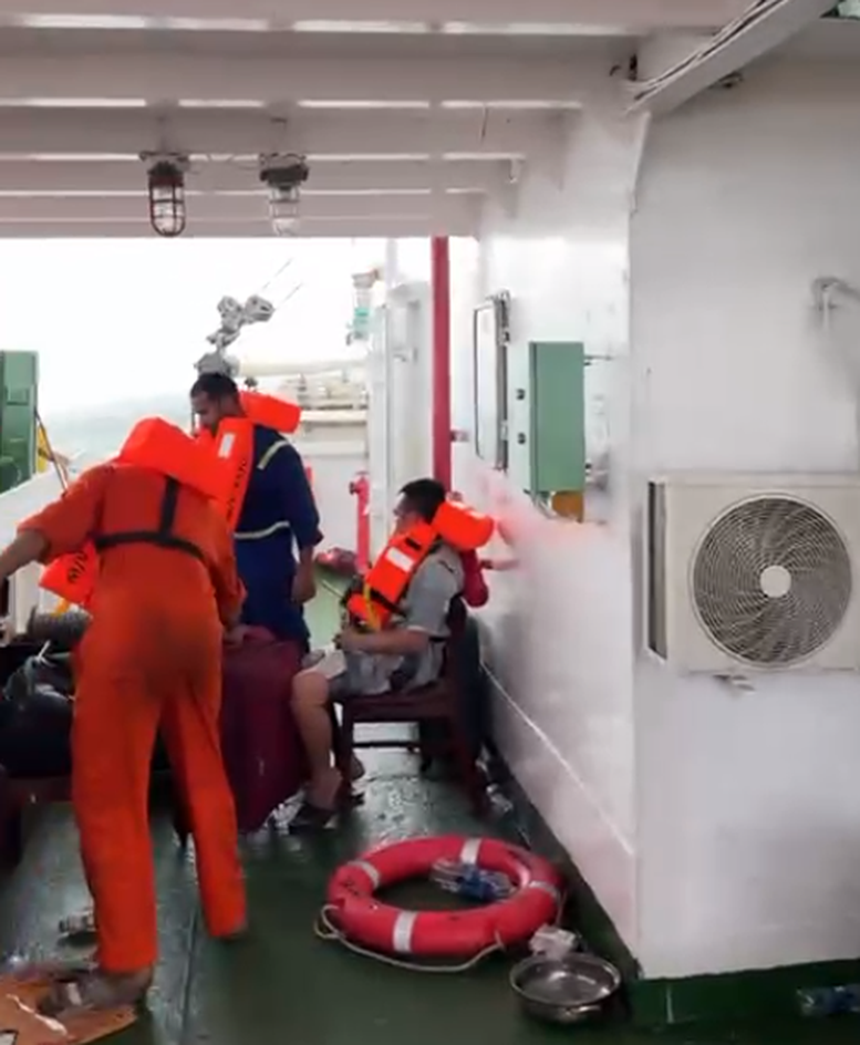 Giải cứu 13 thuyền viên Việt Nam trên tàu gặp sự cố tại vùng biển Malaysia