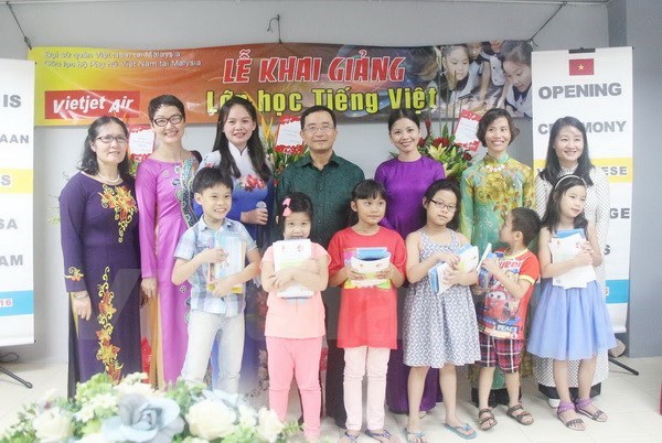 Phát triển phong trào học tiếng Việt trong người Việt Nam ở nước ngoài