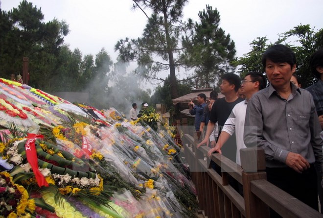 Cựu giáo viên kiều bào ở Thái Lan viếng mộ Đại tướng Võ Nguyên Giáp