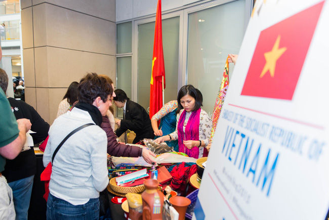 Đồ thủ công mỹ nghệ, ẩm thực Việt hút khách ở Triển lãm Đại sứ quán Quốc tế Mùa đông