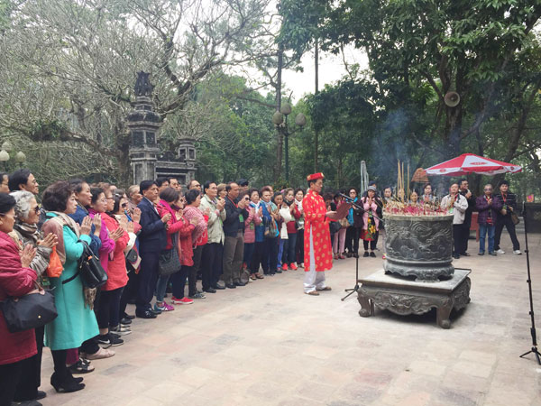 Đoàn cựu giáo viên kiều bào tại Thái Lan thăm Khu Di tích lịch sử Đền Gióng