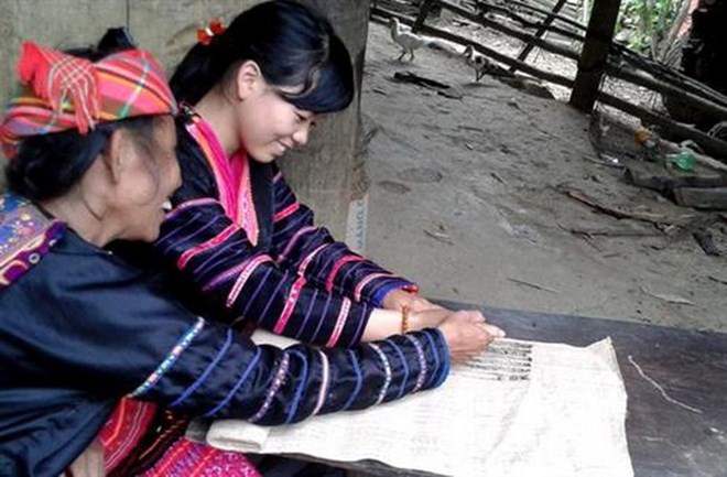Nghệ thuật tạo hoa văn của người Mông hoa Điện Biên là di sản quốc gia