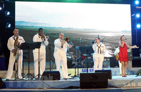 Ban nhạc Hải quân Hoa Kỳ biểu diễn phục vụ công chúng tại Đà Nẵng