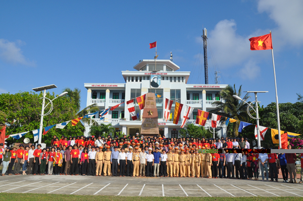 Đoàn kiều bào thăm Trường Sa: Tặng quà quân và dân trên đảo Song Tử Tây và Đá Nam