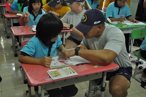 Đoàn thủy thủ Hải quân Hoa Kỳ giao lưu với trẻ em khuyết tật Khánh Hòa
