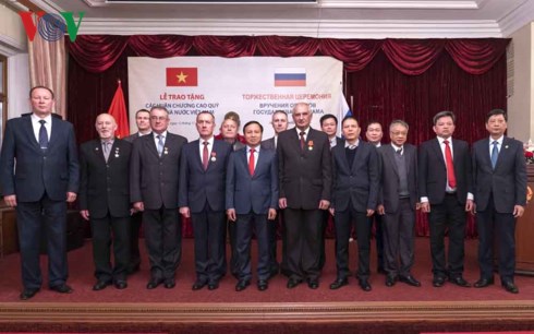 Bạn bè Nga tự hào nhận phần thưởng của nhà nước Việt Nam