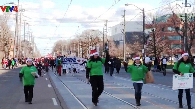 Cộng đồng người Việt Nam tham gia lễ diễu hành tại Santa Claus, Toronto, Canada
