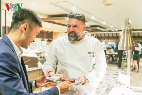 Bếp trưởng Alberto Curia mang tinh hoa ẩm thực Argentina đến Hà Nội