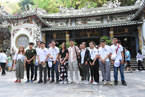 Thanh thiếu niên kiều bào thăm Ngũ Hành Sơn, Làng đá Non nước
