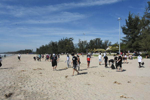 Thanh thiếu niên kiều bào làm sạch bãi biển Mỹ Khê, Quảng Ngãi