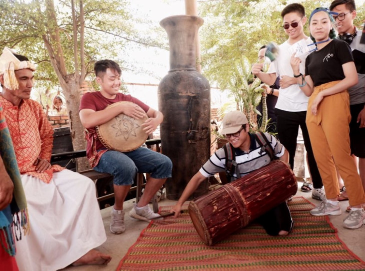 Đại biểu Trại hè Việt Nam khám phá dấu ấn văn hóa Chăm ở Ninh Thuận