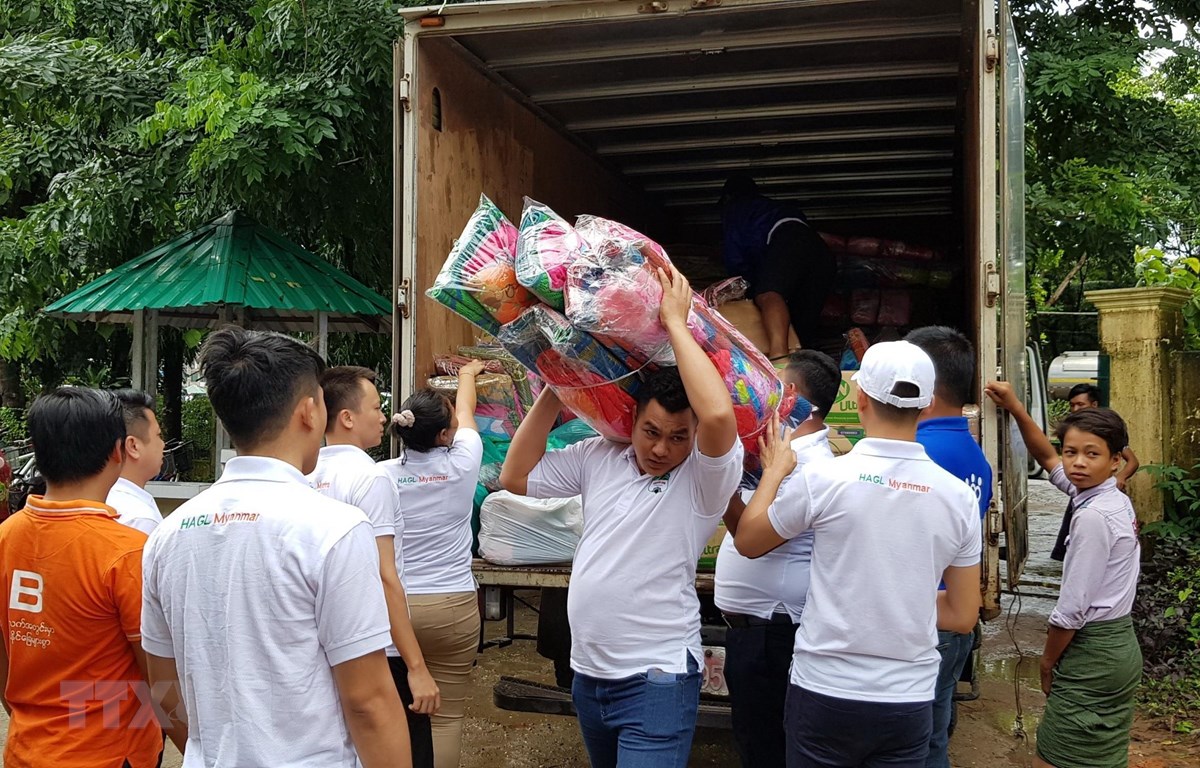 Cộng đồng người Việt tại Myanmar cứu trợ người dân vùng lũ ở Mon