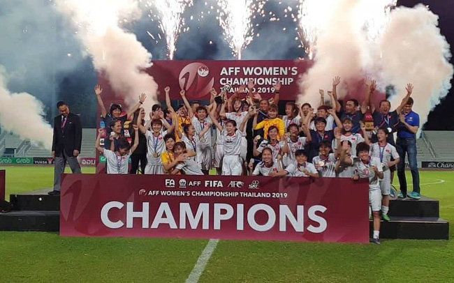 Vượt qua đội tuyển Thái Lan sau 120 phút kịch tính, đội tuyển nữ Việt Nam lên ngôi vô địch AFF Cup