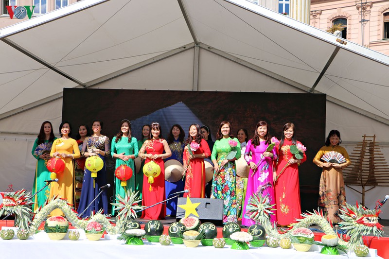 Rực rỡ sắc màu Ngày văn hóa Việt Nam tại thành phố lớn thứ hai của Séc
