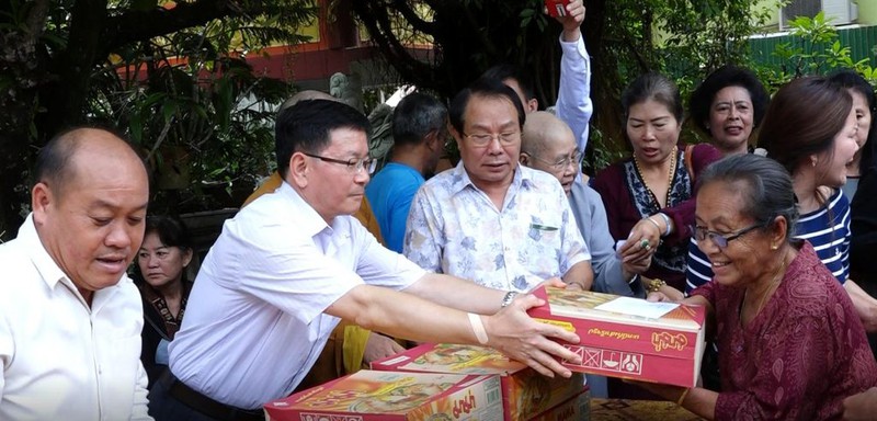 Tặng 1000 suất quà cho người dân vùng lũ ở Champasac (Lào)