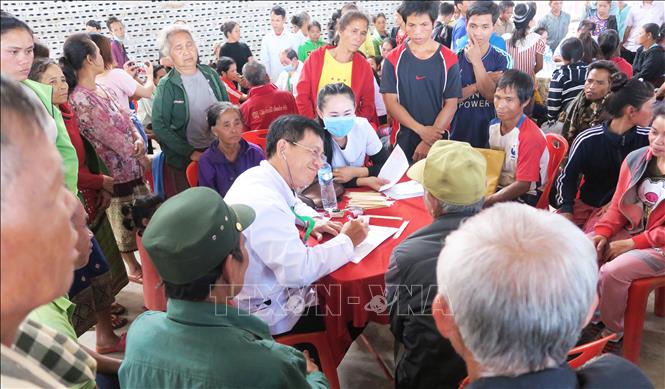 Bác sĩ trẻ Việt Nam và những chuyến khám bệnh từ thiện xuyên biên giới