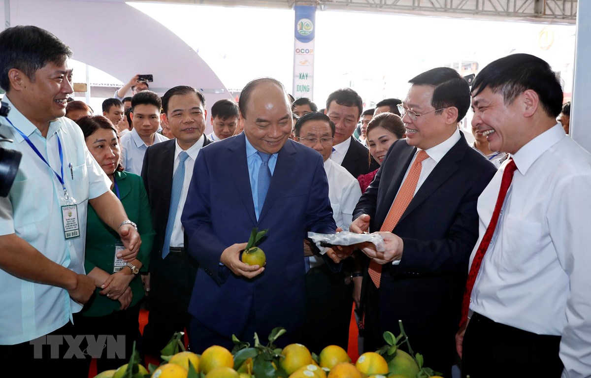 Thủ tướng dự triển lãm thành tựu 10 năm xây dựng nông thôn mới