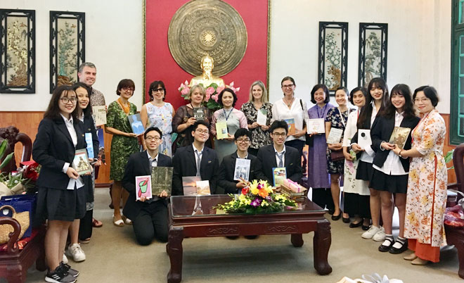 Phu nhân các đại sứ tại Việt Nam tặng sách cho học sinh Hà Nội