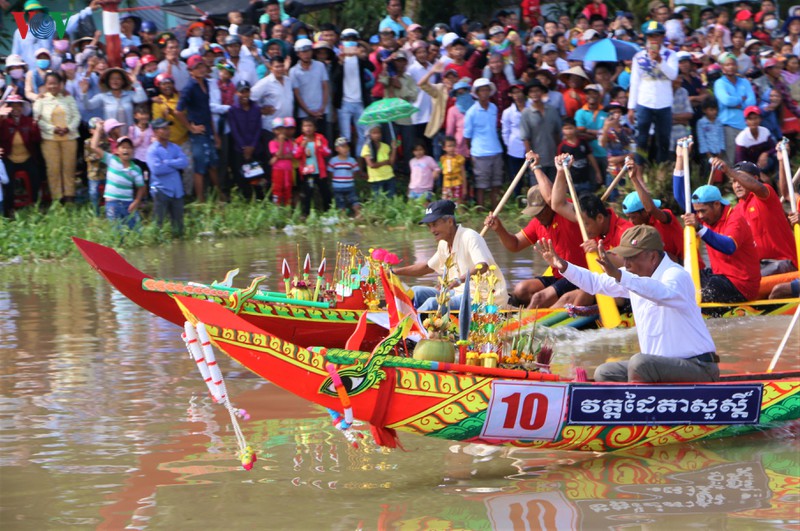 Tưng bừng giải đua ghe Ngo truyền thống đồng bào Khmer ở Sóc Trăng