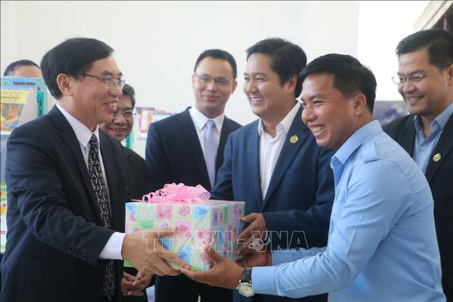 Đại sứ quán Việt Nam tặng sách cho thư viện tỉnh Kampong Speu