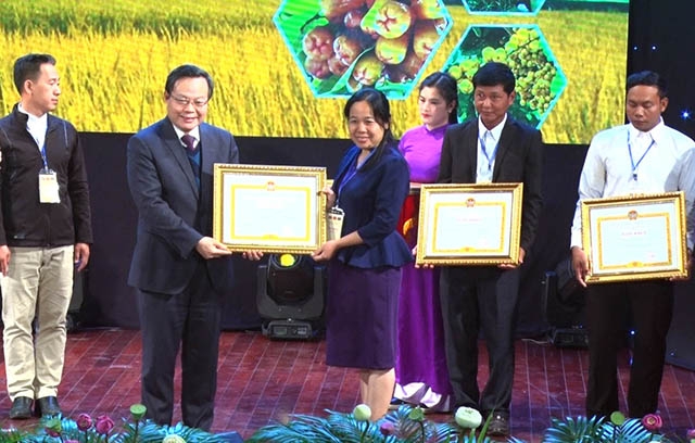 Dấu ấn tình hữu nghị nông dân ba nước Việt Nam - Lào - Cambodia trên thành phố ngàn hoa