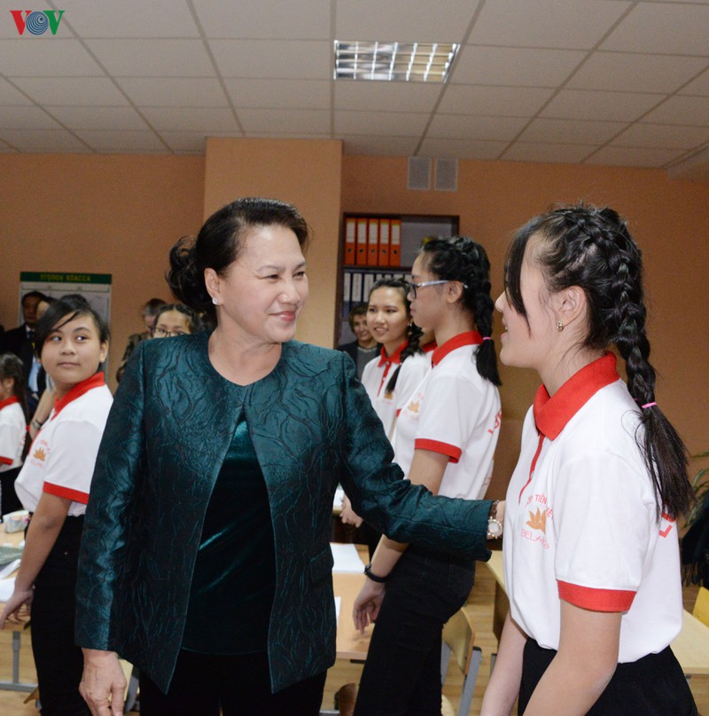 Chủ tịch Quốc hội thăm lớp học tiếng Việt tại Belarus