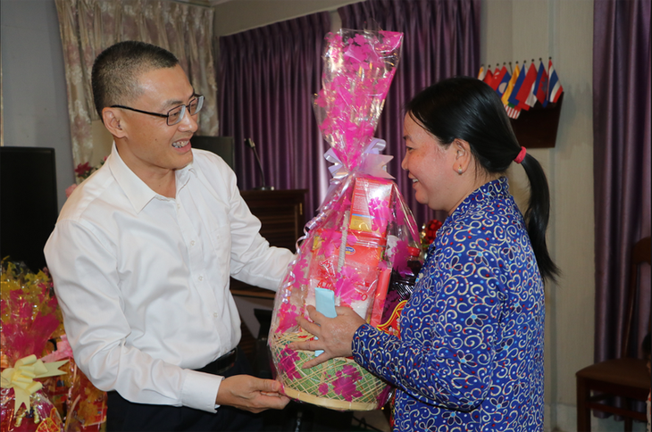 Trao tặng hàng nghìn suất quà Tết cho kiều bào tại Campuchia