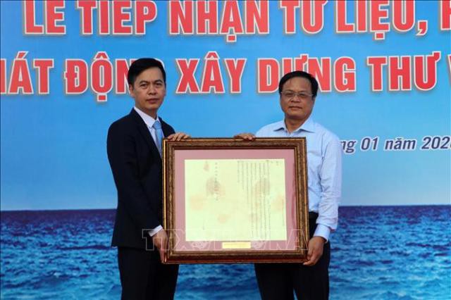 Đà Nẵng tiếp nhận tư liệu, hiện vật quý khẳng định chủ quyền Việt Nam đối với quần đảo Hoàng Sa