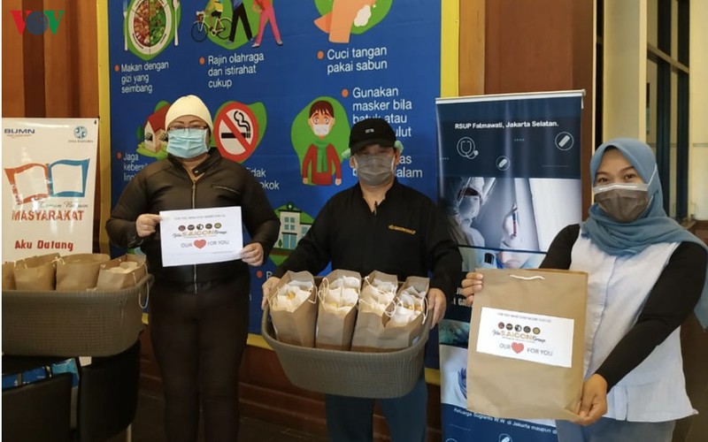 Bánh mì Việt Nam dành tặng các bác sĩ chống Covid-19 tại Indonesia