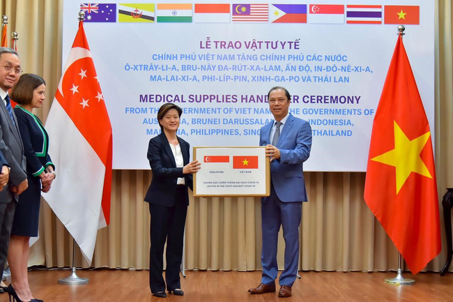 Việt Nam trao tặng Singapore bộ xét nghiệm COVID-19 và khẩu trang kháng khuẩn