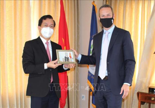 Đại sứ quán Việt Nam tại Hoa Kỳ tặng khẩu trang cho Cơ quan Phát triển tài chính quốc tế Hoa Kỳ