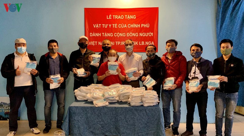 Trao tặng khẩu trang y tế cho cộng đồng người Việt tại Nga