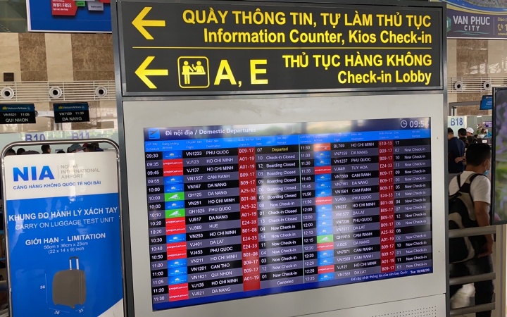 Sân bay Nội Bài dừng phát loa, hiển thị thông tin trên màn hình