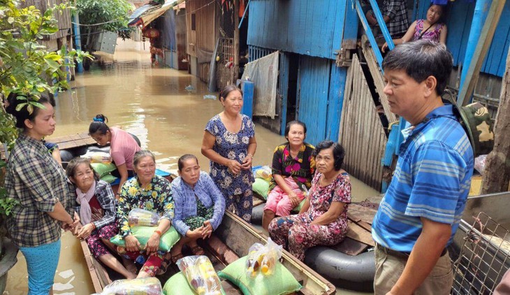 Tổng Lãnh sự quán Việt Nam tại tỉnh Preah Sihanouk hỗ trợ khẩn cấp bà con bị lũ lụt