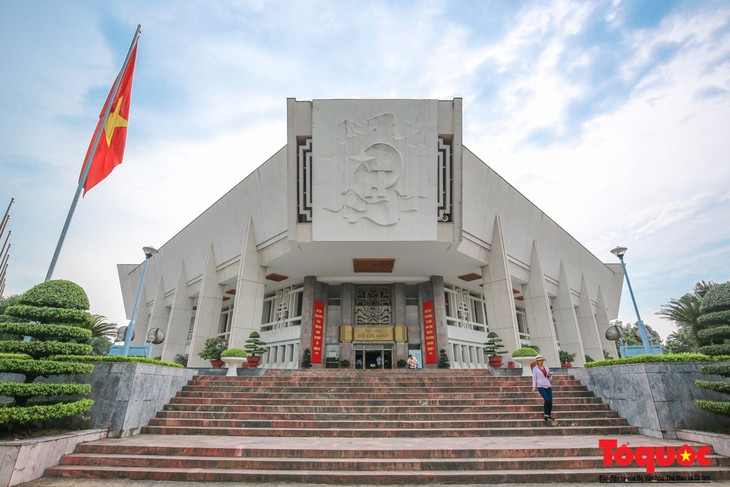 Trao tặng Bảo tàng Hồ Chí Minh hai ấn phẩm tiếng Italy về Chủ tịch Hồ Chí Minh