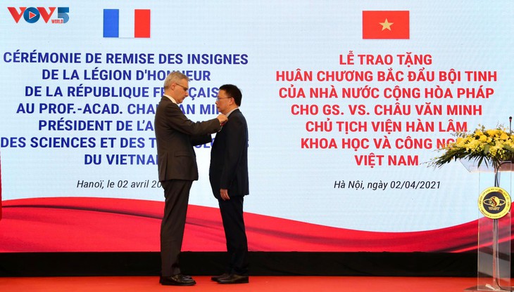GS.VS. Châu Văn Minh được trao Huân chương Bắc đẩu Bội tinh của Pháp