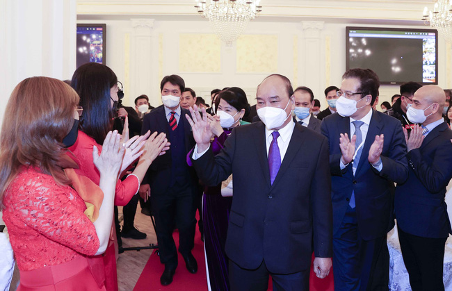 Chủ tịch nước Nguyễn Xuân Phúc gặp gỡ đại diện cộng đồng Việt Nam tại Liên bang Nga