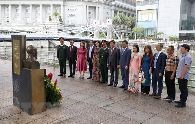 Dâng hoa tưởng nhớ Chủ tịch Hồ Chí Minh tại Singapore